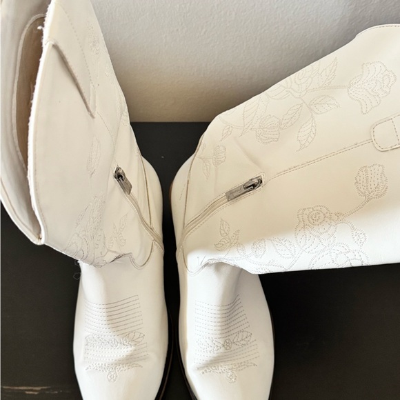 Chic White Floral Heeled Boots - Picture 7 of 11